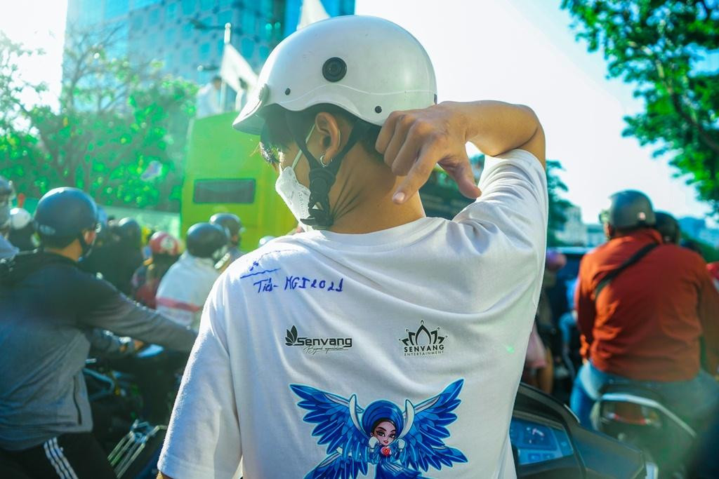 Một bạn trẻ chia sẻ: “Đây là lần đầu tiên Việt Nam mình có người dành Quán quân trong cuộc thi sắc đẹp thế giới, mình cảm thấy rất vui và tự hào. Chính vì lẽ đó mà mình và nhiều bạn trẻ khác đã có mặt từ rất sớm ở điểm xuất phát của đoàn xe để cùng diễu hành với đoàn. Chuyến diễu hành này thực sự khiến mình nhớ lại trận bóng đá lịch sử của U23 Việt Nam dành được Á quân Giải vô địch bóng đá U23 châu Á 2018”.