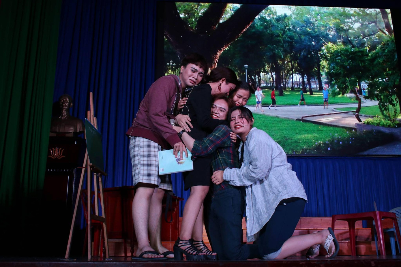 Các bạn sinh viên tham gia diễn kịch.