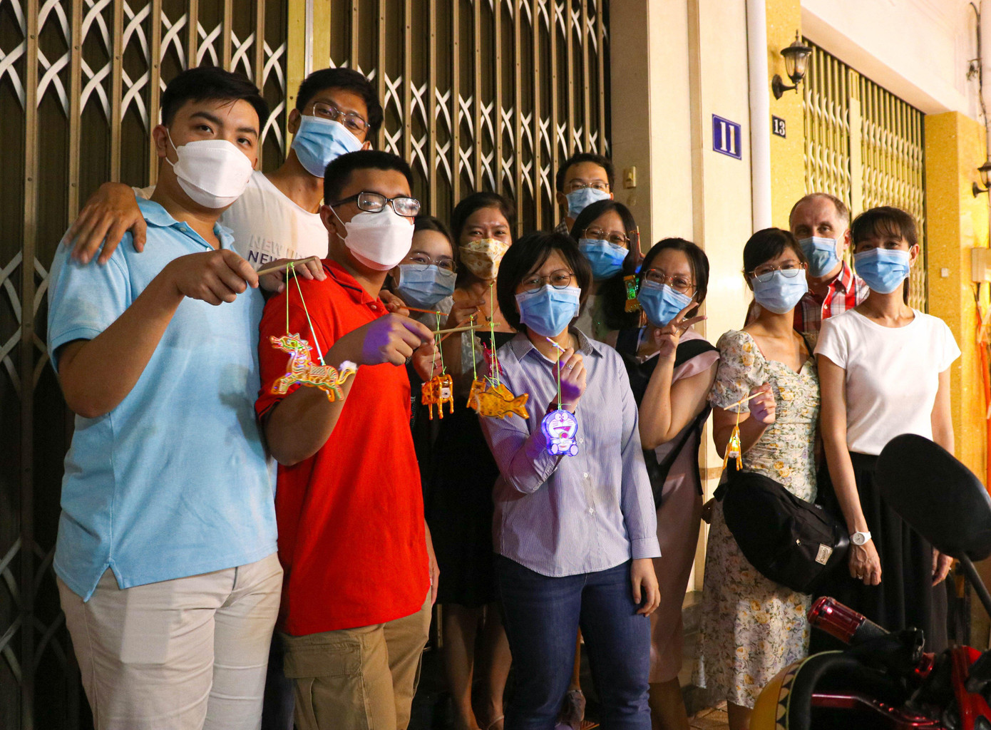 Nhóm bạn trẻ ở địa phương khác biết đến phố lồng đèn Lương Nhữ Học (Q. 5) trên mạng xã hội nên rủ nhau đến đây “check-in”.