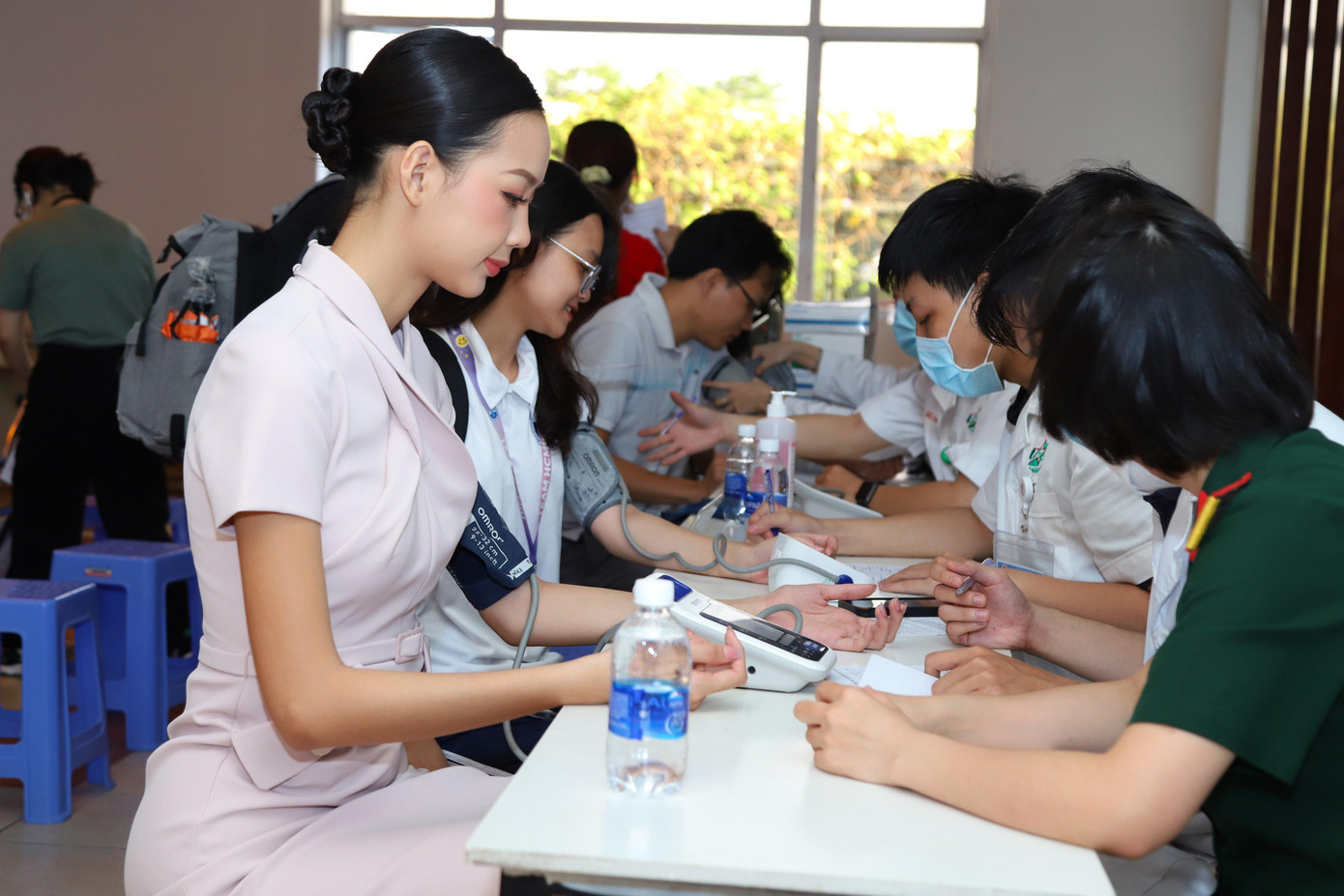 Hoa hậu Bảo Ngọc và các sinh viên được khám sàng lọc trước khi tham gia hiến máu.