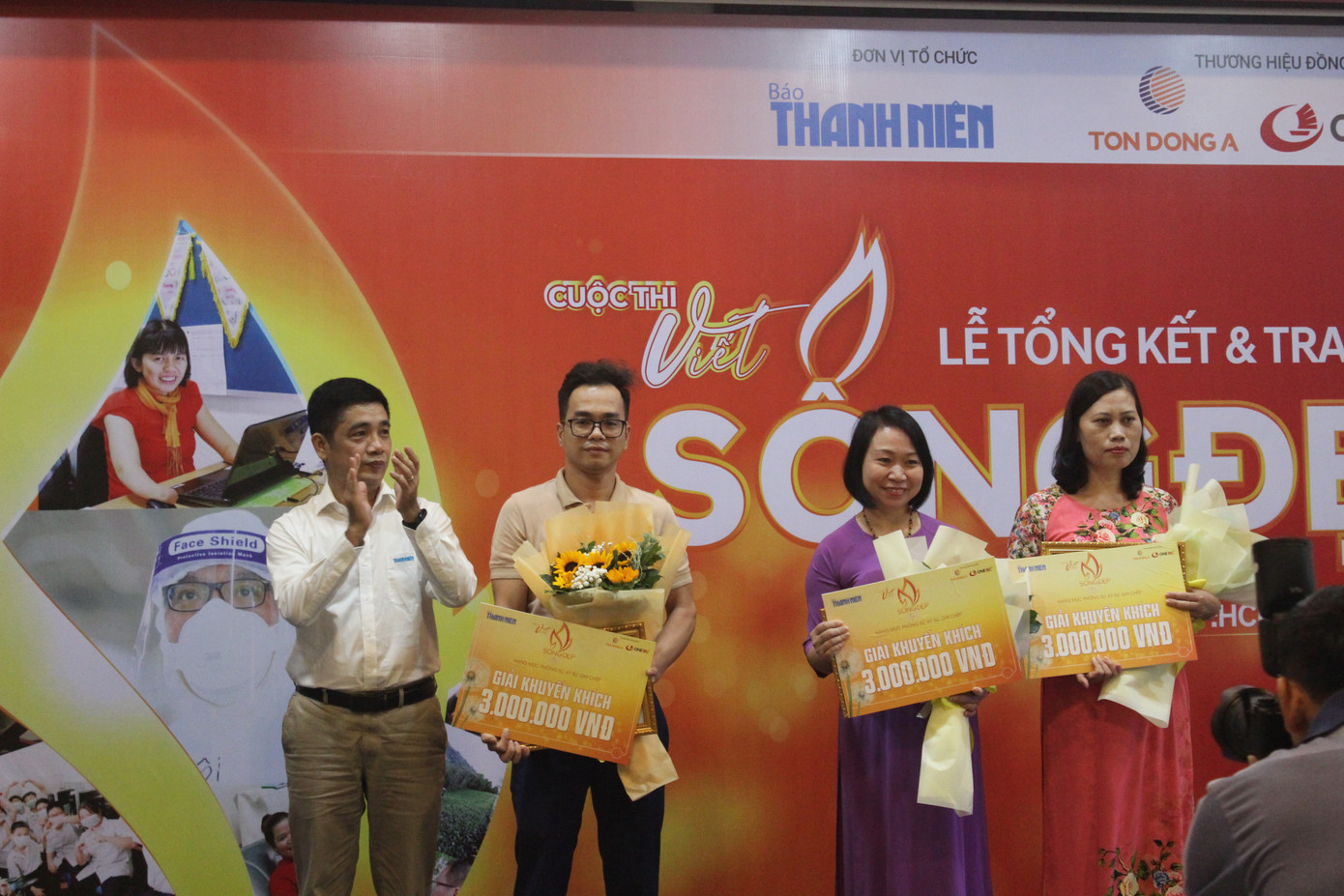 Ban Tổ chức trao giải cho các tác giả đoạt giải.