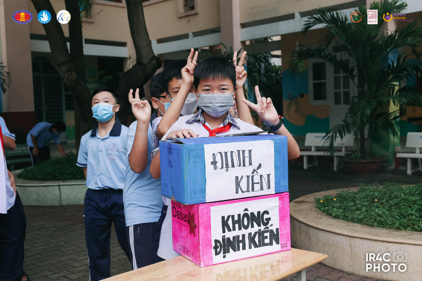 Các em học sinh trường THCS Tăng Nhơn Phú B thông qua các trò chơi để thể hiện ý kiến cá nhân của mình về giới. Các em học sinh trường THCS Tăng Nhơn Phú B thông qua các trò chơi để thể hiện ý kiến cá nhân của mình về giới.