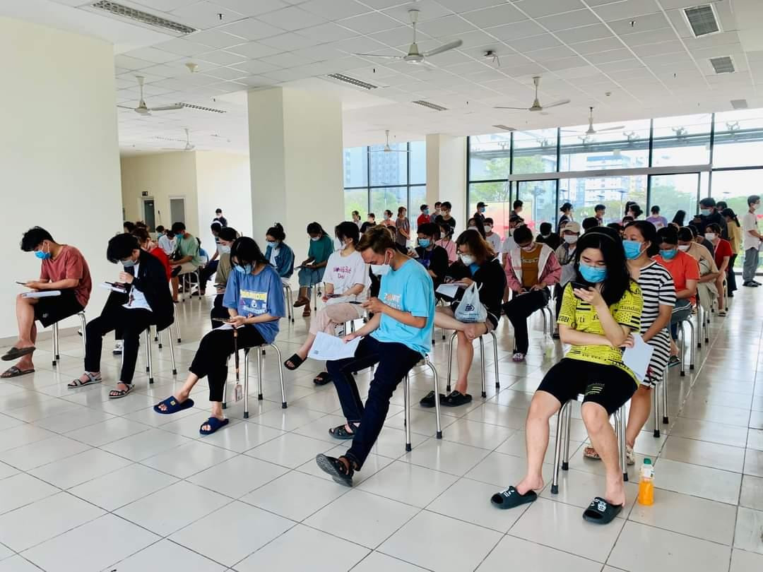 Các bạn sinh viên vui mừng khi được tiêm vắc xin bổ sung mũi ba. (Ảnh: Trung tâm Quản lý Ký túc xá ĐHQG TP. HCM)