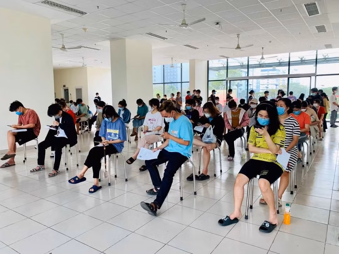 Các bạn sinh viên vui mừng khi được tiêm vắc xin bổ sung mũi ba. (Ảnh: Trung tâm Quản lý Ký túc xá ĐHQG TP. HCM)