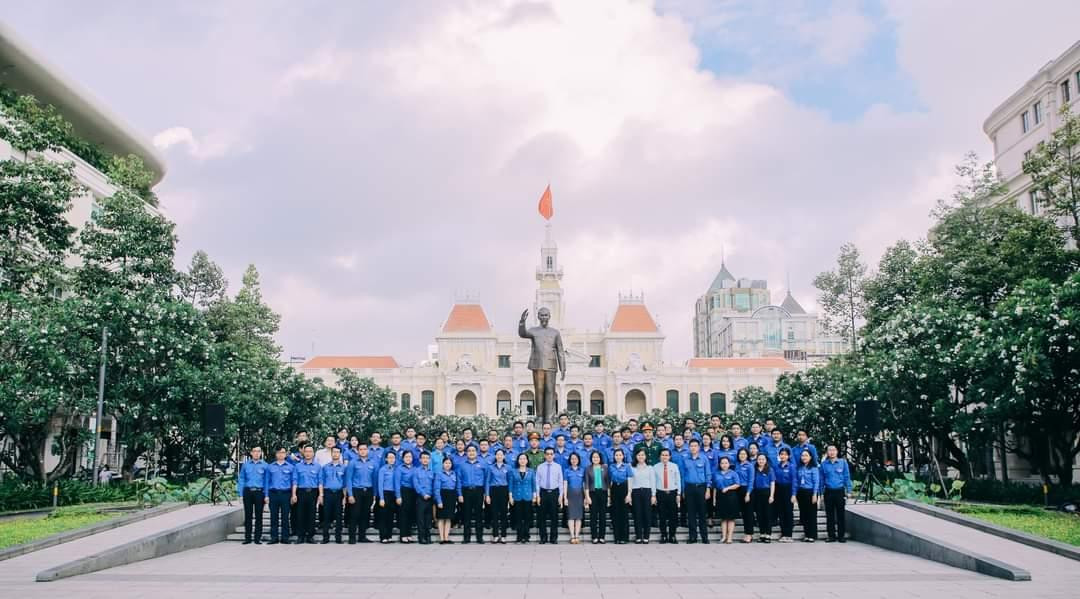 Trong khuôn khổ của Hội nghị, các đại biểu cùng đến dâng hương và chụp ảnh lưu niệm tại tượng đài Chủ tịch Hồ Chí Minh tại Phố đi bộ Nguyễn Huệ.