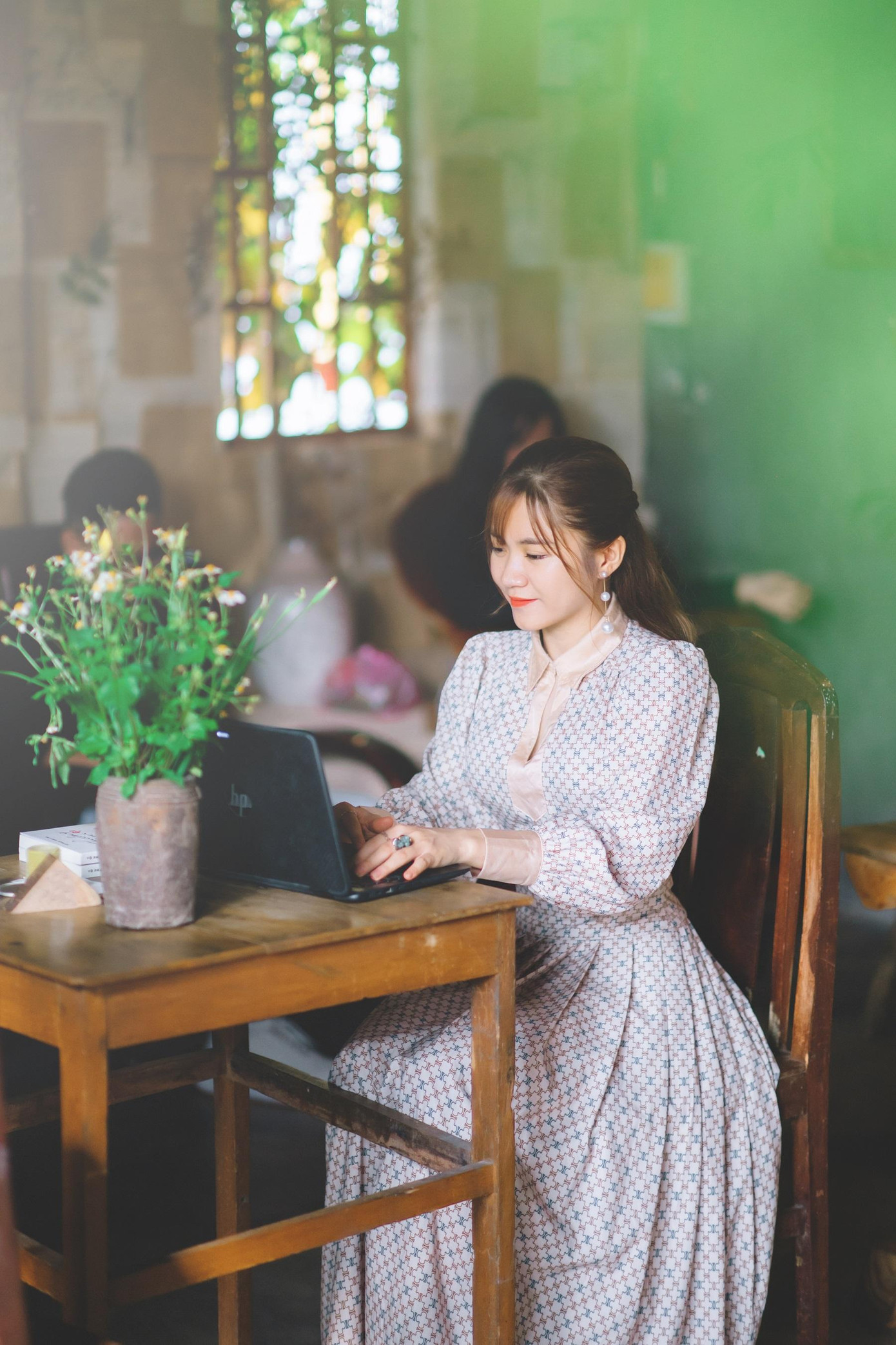 Cô giáo Trúc Linh có gương mặt đẹp, gây thiện cảm cho mọi người ngay từ lần đầu gặp gỡ. Cô giáo Trúc Linh có gương mặt đẹp, gây thiện cảm cho mọi người ngay từ lần đầu gặp gỡ.