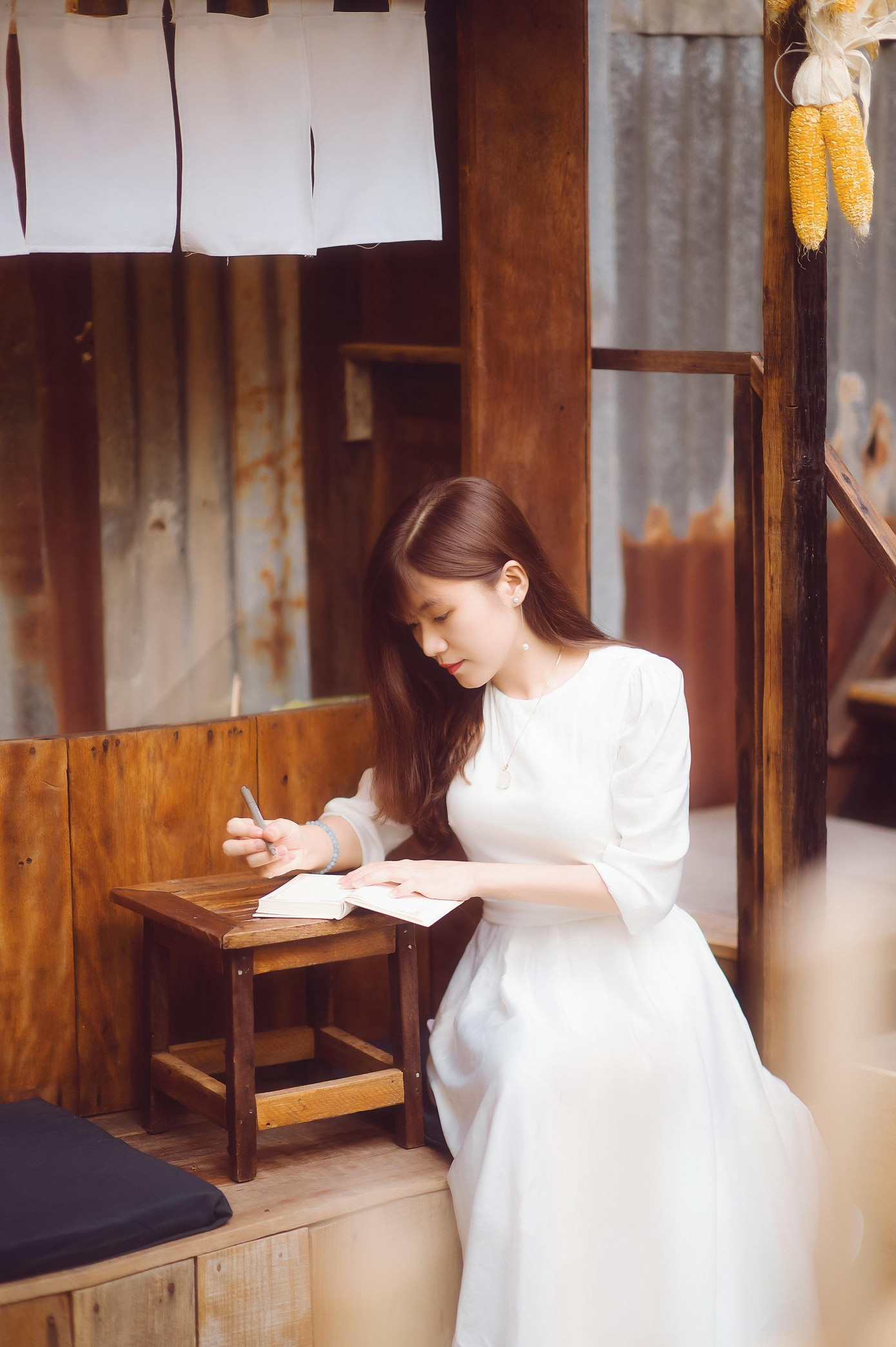 Cô Trúc Linh luôn nỗ lực với nghề. Cô Trúc Linh luôn nỗ lực với nghề.