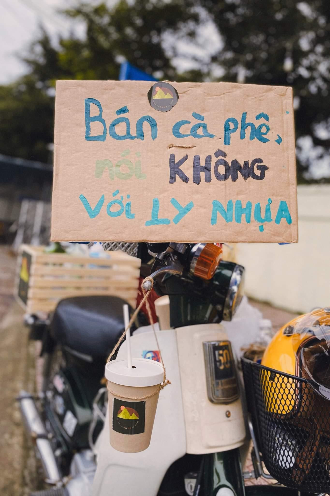 Chiếc xe Cub nhỏ xinh chở theo DO - tâm huyết của đôi bạn trẻ yêu môi trường. Chiếc xe Cub nhỏ xinh chở theo DO - tâm huyết của đôi bạn trẻ yêu môi trường.