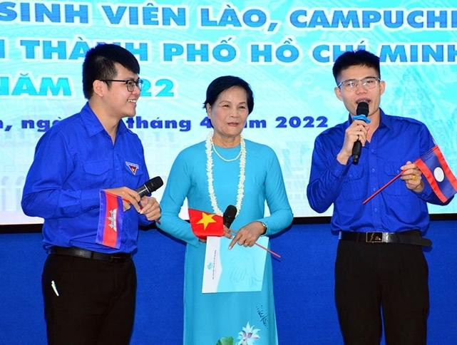 Giao lưu giữa các bạn sinh viên Lào với gia đình Việt nhận con nuôi. Giao lưu giữa các bạn sinh viên Lào với gia đình Việt nhận con nuôi.