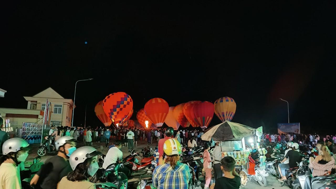 Du khách tấp nập đến tham gia đêm hội. Du khách tấp nập đến tham gia đêm hội.