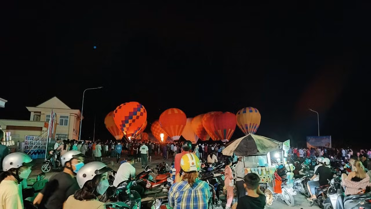 Du khách tấp nập đến tham gia đêm hội. Du khách tấp nập đến tham gia đêm hội.
