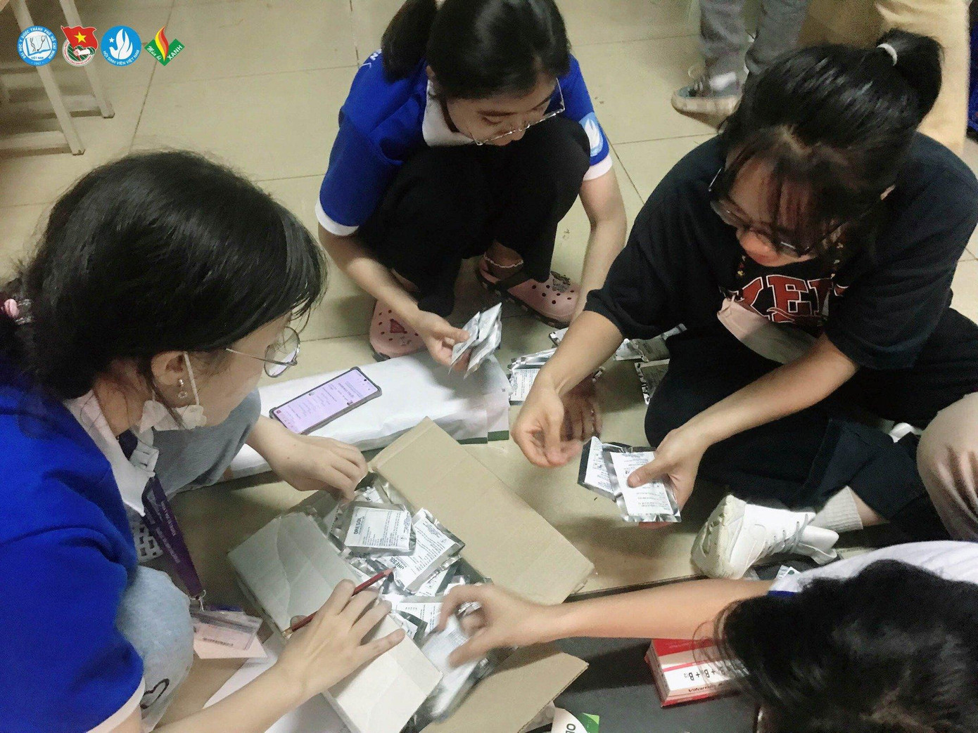 Các chiến sĩ tình nguyện chuẩn bị thuốc để phát cho người dân.