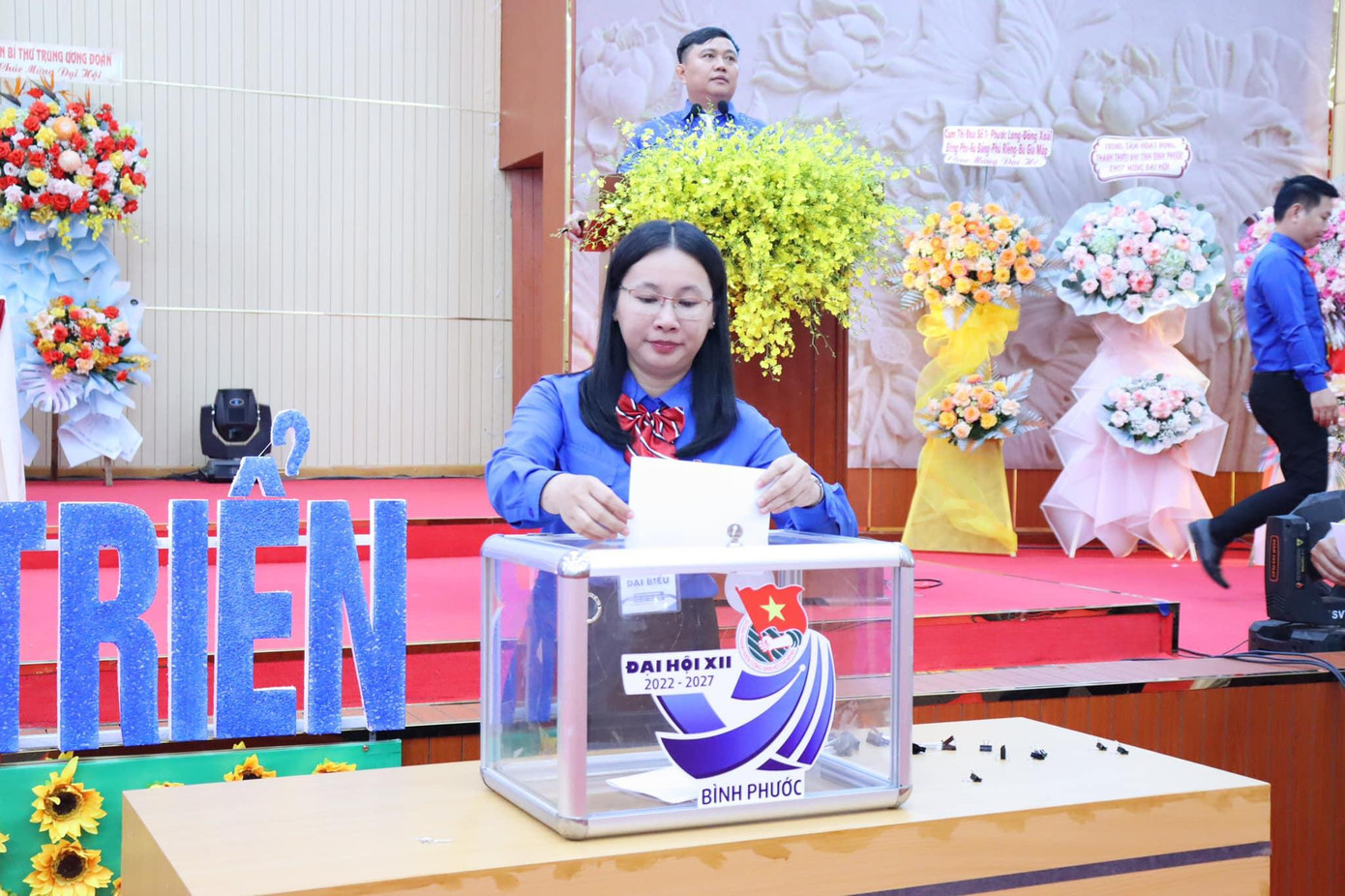 Đại biểu bỏ phiếu tại Đại hội.