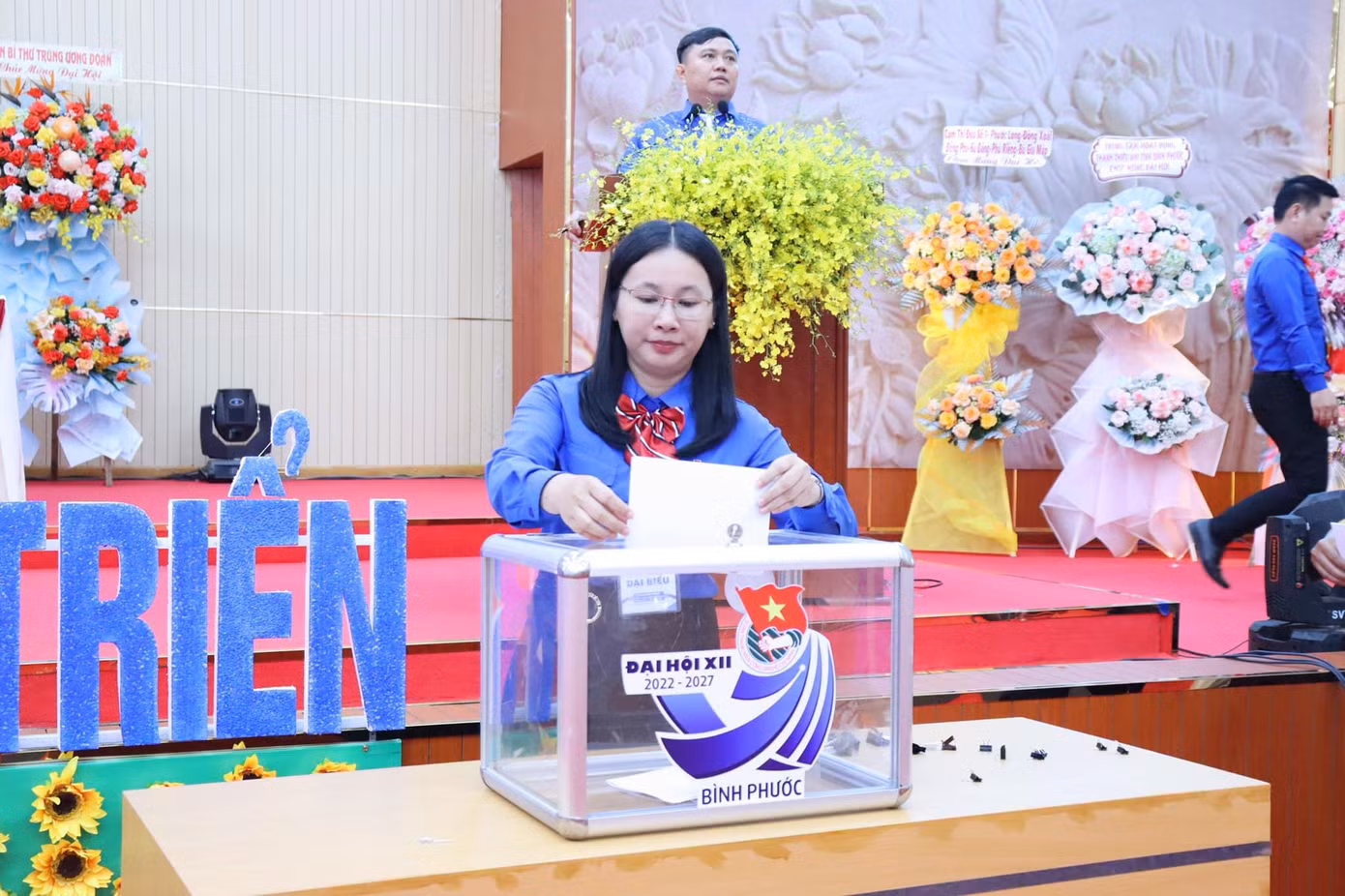 Đại biểu bỏ phiếu tại Đại hội.