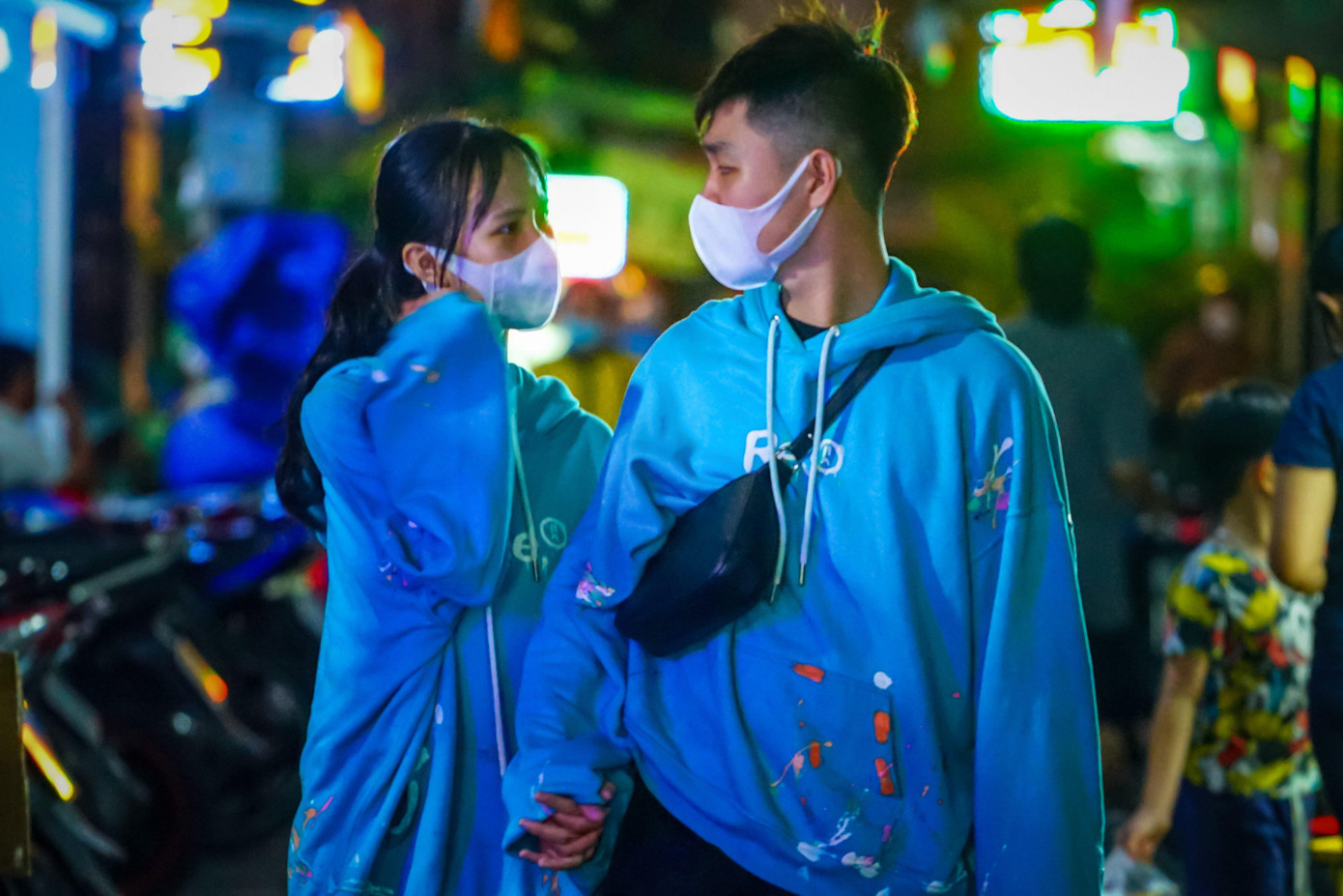 Cặp đôi trẻ Huỳnh Kim Duyên và Tăng Chí Cường (trường ĐH Nguyễn Tất Thành) chia sẻ: "Khi dịch COVID-19 có dấu hiệu bùng phát mạnh tại TP. HCM vào năm vừa rồi đã làm cho tụi mình nghỉ học ở trường khá lâu. Đồng thời cũng làm cho tụi mình không thể nào đi đâu ăn uống được, nên hôm nay khi học xong tụi mình mới quyết định hẹn nhau đến con phố này để thưởng thức lại những món ăn khoái khẩu ngày trước. Tụi mình thấy rất hạnh phúc và rất vui". Cặp đôi trẻ Huỳnh Kim Duyên và Tăng Chí Cường (trường ĐH Nguyễn Tất Thành) chia sẻ: "Khi dịch COVID-19 có dấu hiệu bùng phát mạnh tại TP. HCM vào năm vừa rồi đã làm cho tụi mình nghỉ học ở trường khá lâu. Đồng thời cũng làm cho tụi mình không thể nào đi đâu ăn uống được, nên hôm nay khi học xong tụi mình mới quyết định hẹn nhau đến con phố này để thưởng thức lại những món ăn khoái khẩu ngày trước. Tụi mình thấy rất hạnh phúc và rất vui".