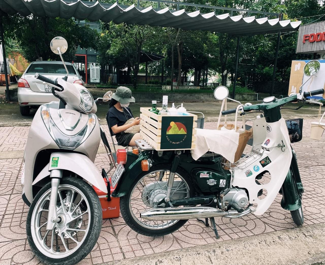 Chiếc bàn nhỏ, vài cái ghế xếp và một ly cà phê đúng với phong cách "Mình tự do - do tự mình". Chiếc bàn nhỏ, vài cái ghế xếp và một ly cà phê đúng với phong cách "Mình tự do - do tự mình".