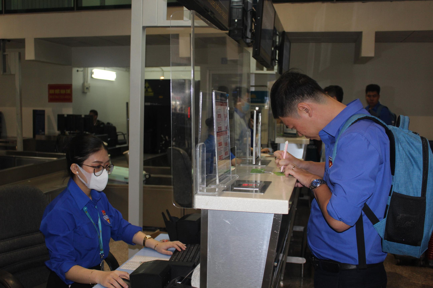 Một đại biểu của Tỉnh Đoàn Bà Rịa - Vũng Tàu đang làm thủ tục tại quầy.