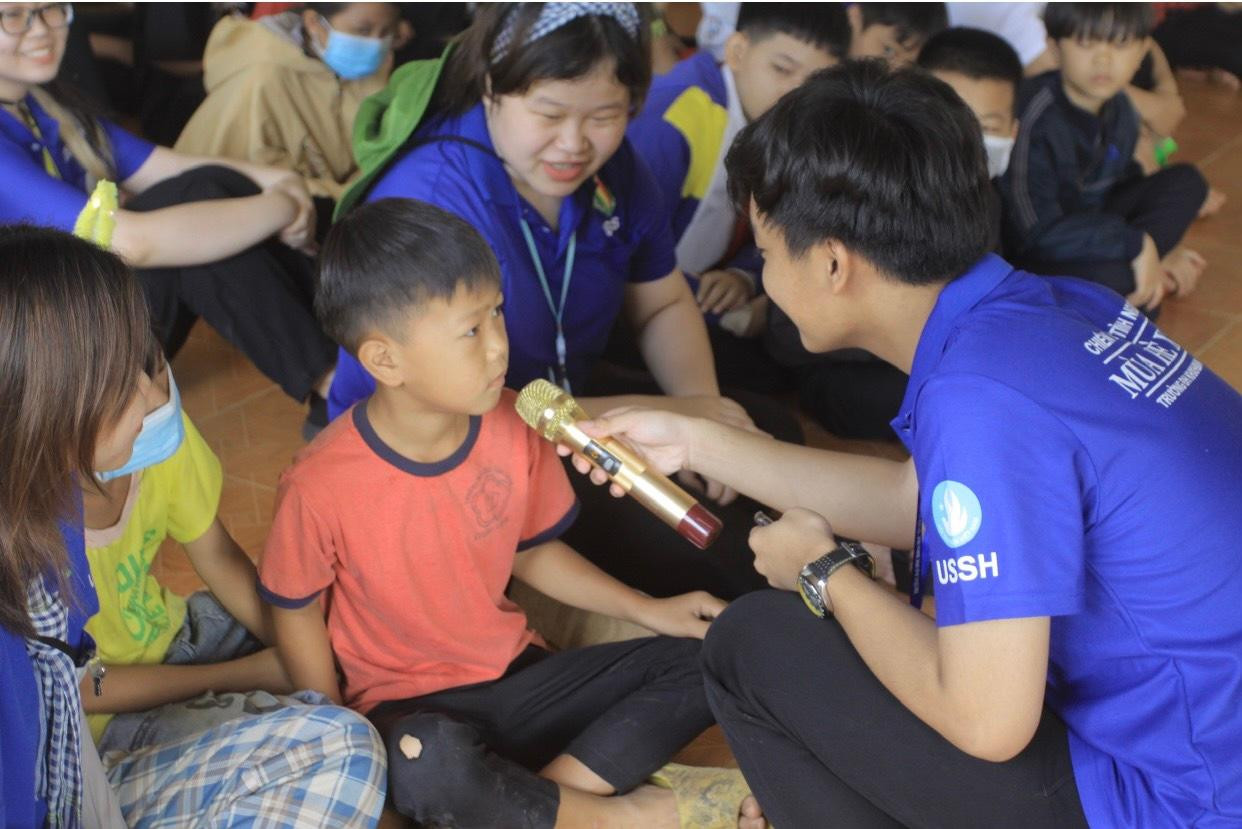Đội hình Chuyên Văn minh Học đường với nhiều hoạt động cho các em thiếu nhi. Đội hình Chuyên Văn minh Học đường với nhiều hoạt động cho các em thiếu nhi.