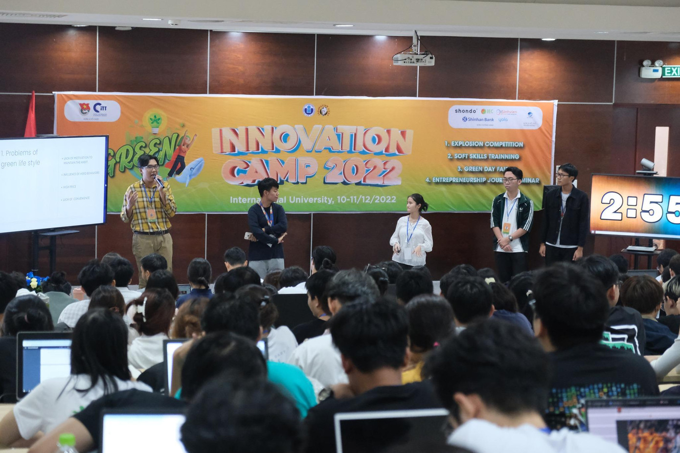 Phần thuyết trình về dự án Ứng dụng di động 'Your Green' của nhóm Greenology.