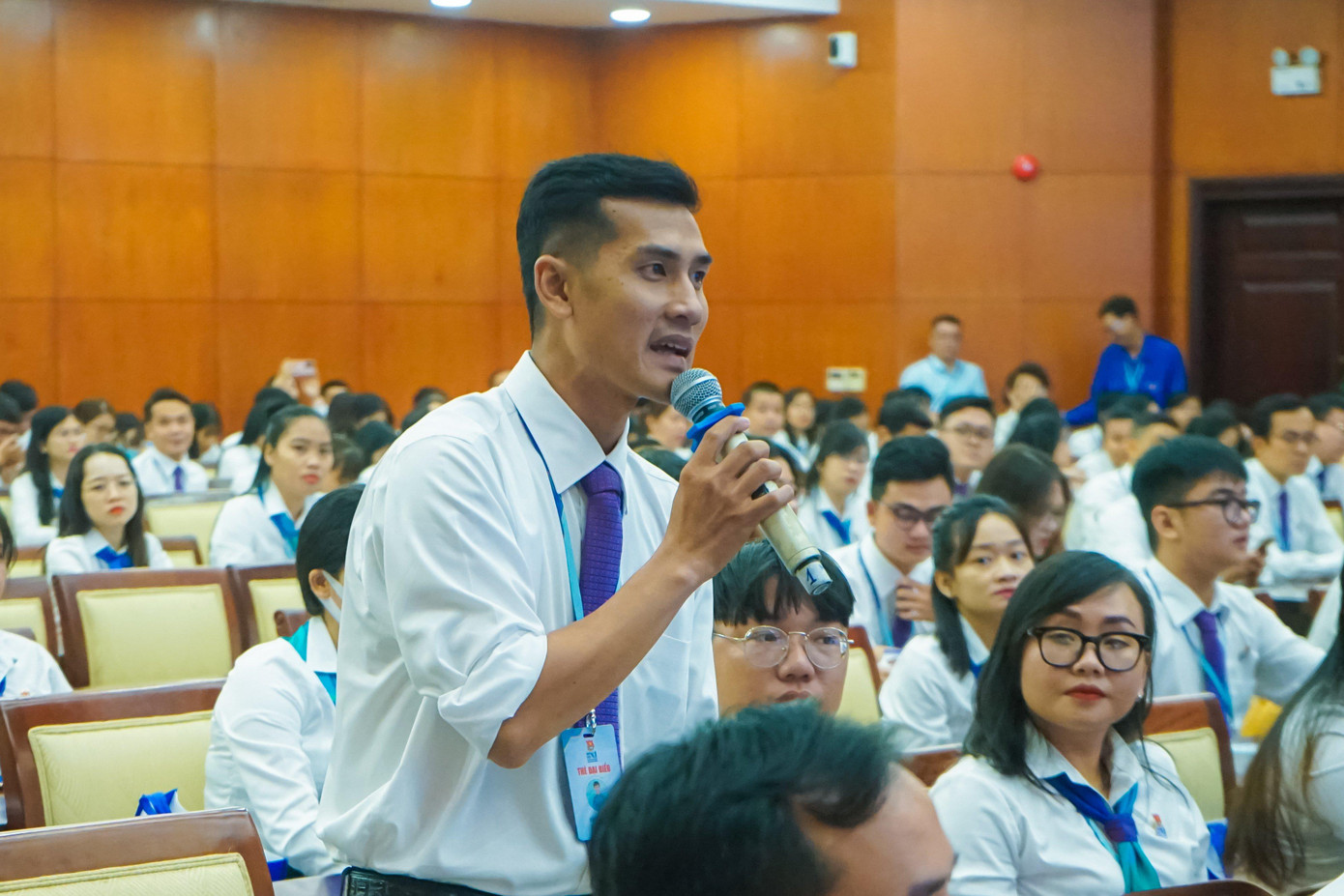 Các đại biểu đặt câu hỏi với lãnh đạo TP. HCM. (Ảnh: Phong Nguyễn)