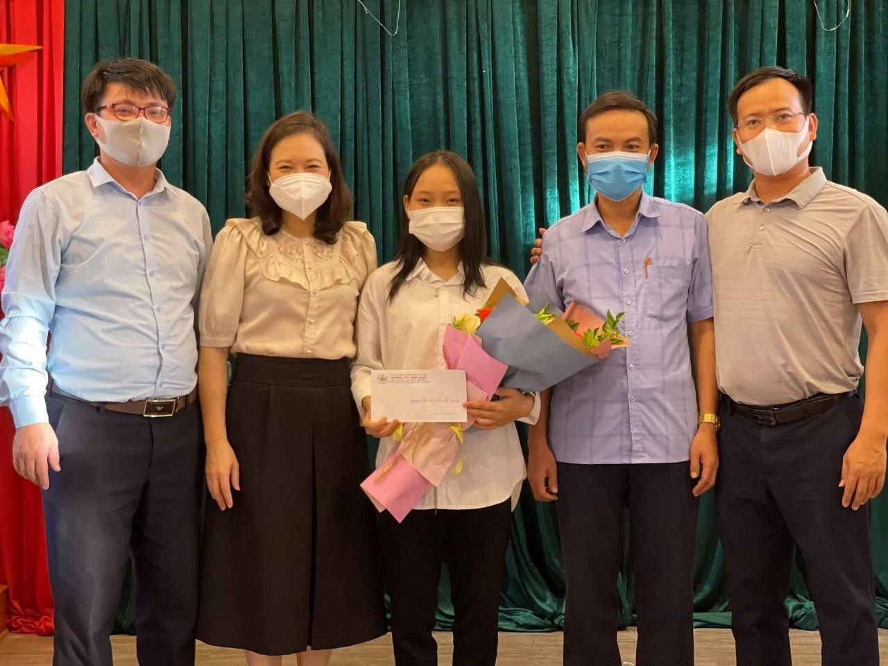 Phan Thị Hương chụp ảnh kỷ niệm cùng Ban Giám hiệu nhà trường THPT. Phan Thị Hương chụp ảnh kỷ niệm cùng Ban Giám hiệu nhà trường THPT.