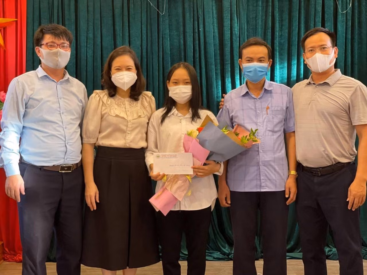 Phan Thị Hương chụp ảnh kỷ niệm cùng Ban Giám hiệu nhà trường THPT.