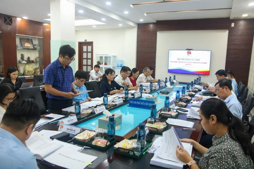 Hội đồng họp bình xét Giải thưởng. (Ảnh: TLTĐ) Hội đồng họp bình xét Giải thưởng. (Ảnh: TLTĐ)