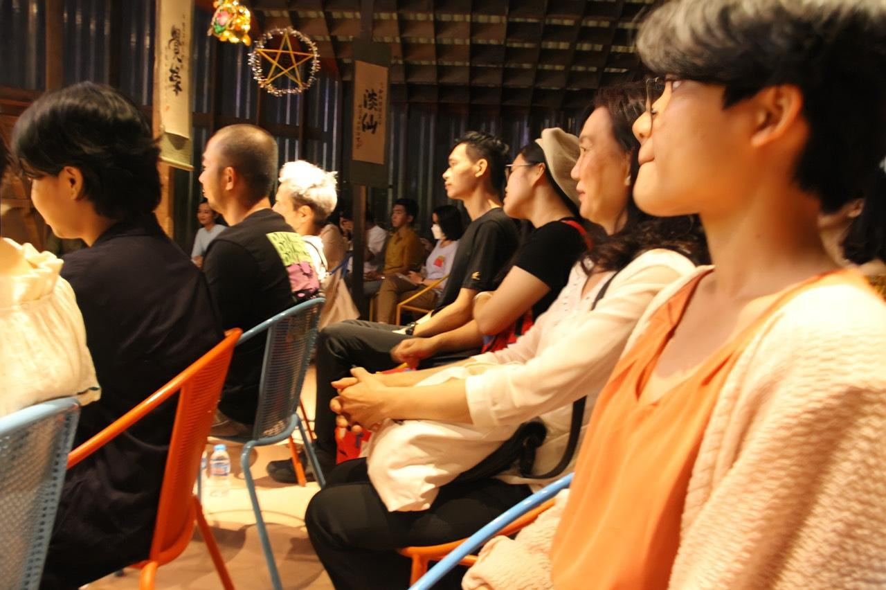 Khán giả chăm chú thưởng thức những tiết mục đậm chất 'Truyên Kiều' và văn hóa dân gian.