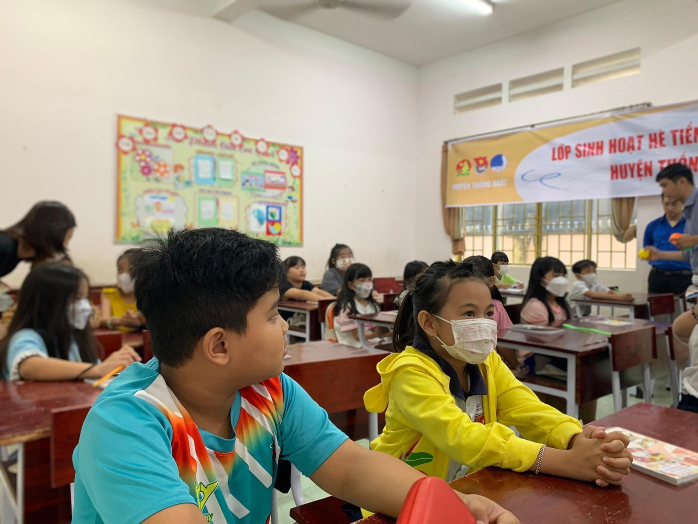 Lớp học tiếng Anh do các chiến sĩ áo xanh tổ chức.