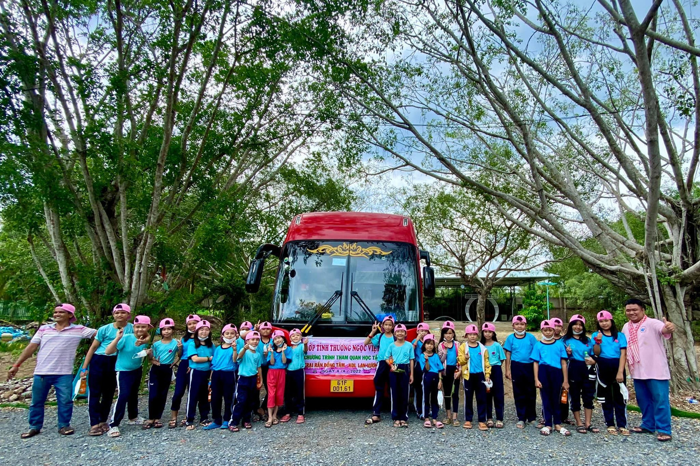 Những chuyến đi thiện nguyện để giúp các em hiểu hơn những hoàn cảnh còn nhiều khó khăn giống mình, từ đó không ngừng vươn lên trong cuộc sống. Những chuyến đi thiện nguyện để giúp các em hiểu hơn những hoàn cảnh còn nhiều khó khăn giống mình, từ đó không ngừng vươn lên trong cuộc sống.