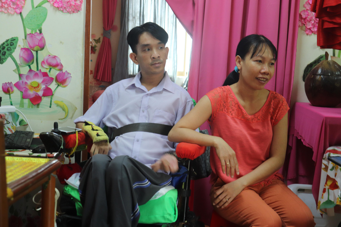 Anh Ngọc Lâm cùng vợ sống tại căn phòng thuê ở Làng May Mắn. Ảnh: Lan Huỳnh