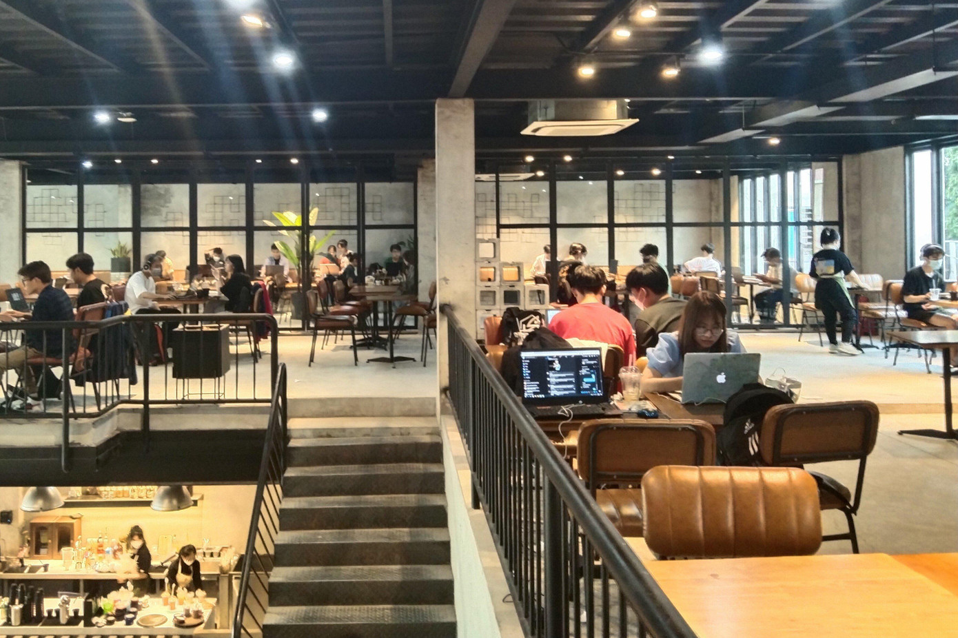 Nhiều bạn trẻ tận dụng không gian các quán để làm việc và chạy deadline. Nhiều bạn trẻ tận dụng không gian các quán để làm việc và chạy deadline.