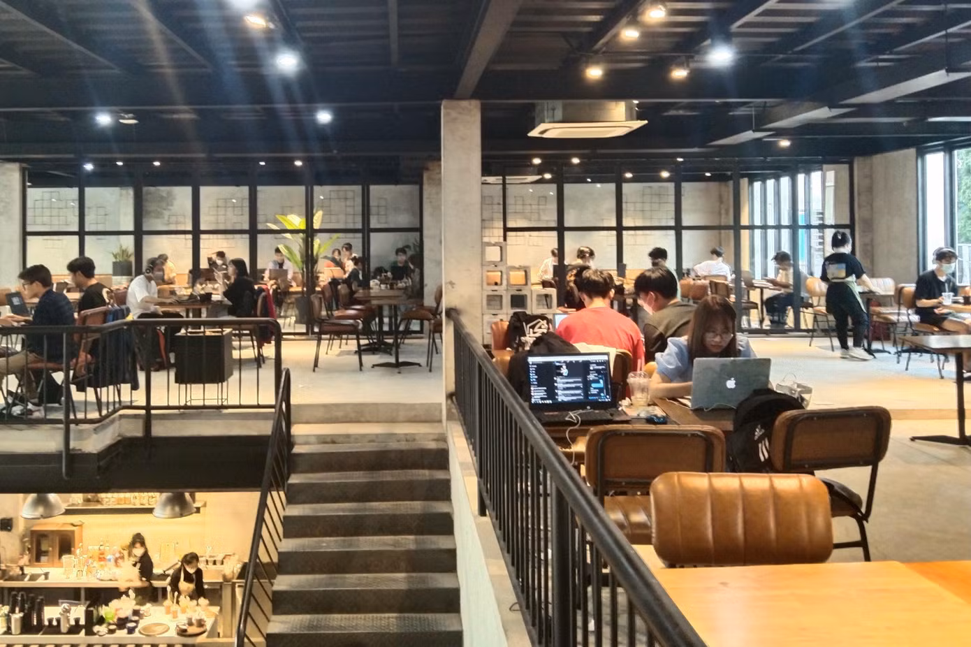 Nhiều bạn trẻ tận dụng không gian các quán để làm việc và chạy deadline.