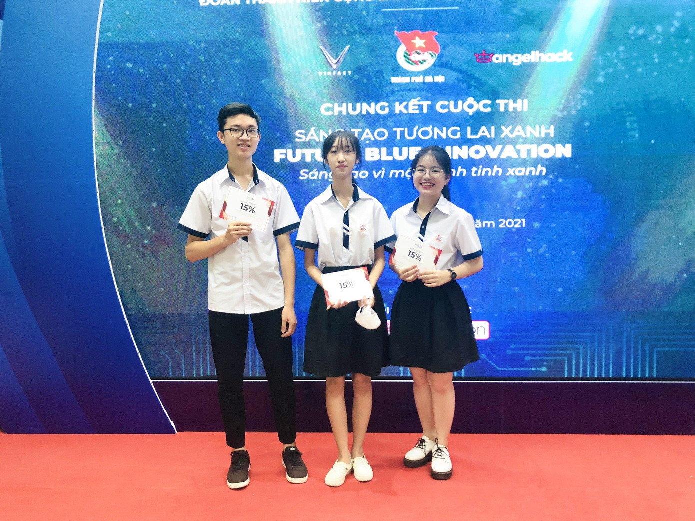 Dung (ngoài cùng bên phải) cùng đồng đội tại Chung kết cuộc thi “Sáng tạo tương lai xanh” (Future Blue Innovation 2021). Dung (ngoài cùng bên phải) cùng đồng đội tại Chung kết cuộc thi “Sáng tạo tương lai xanh” (Future Blue Innovation 2021).
