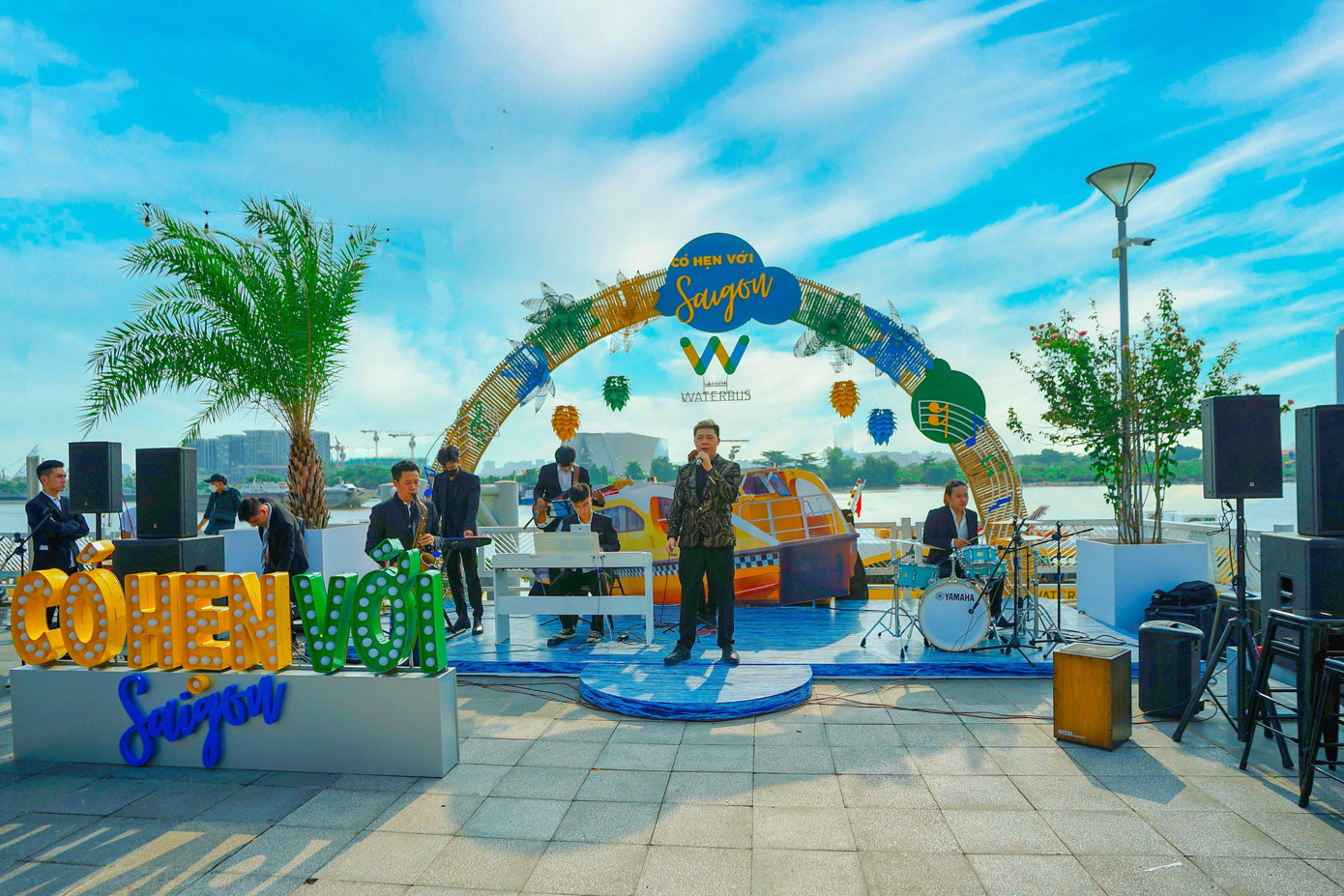 Cuối tuần, nơi đây còn diễn ra những buổi ca nhạc miễn phí phục vụ cộng đồng. (Ảnh: Hồng Nguyễn)