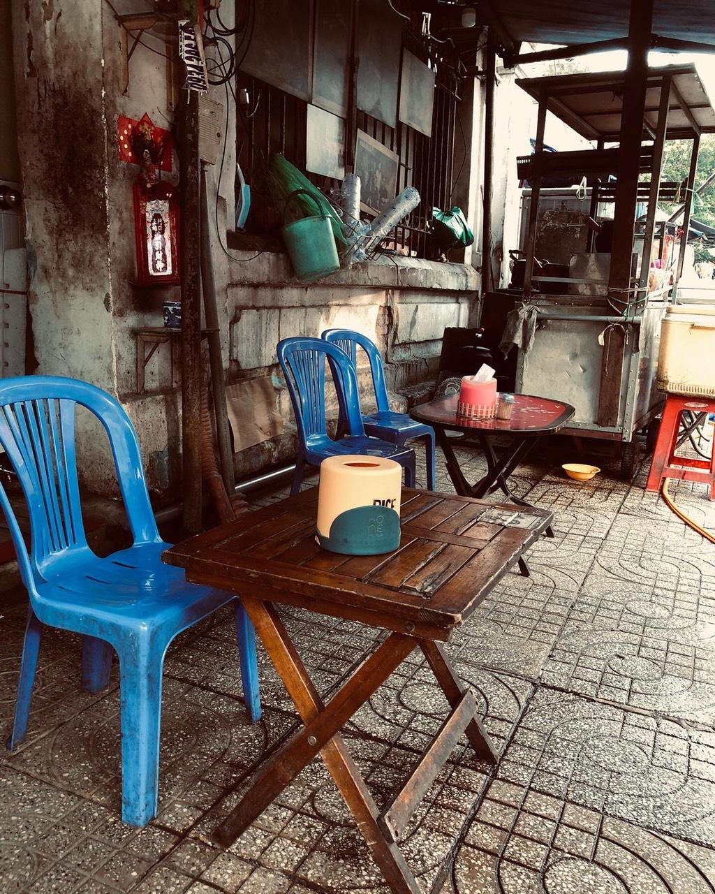 Những bộ bàn ghế cũ mang đặc trưng của các quán cà phê vợt.