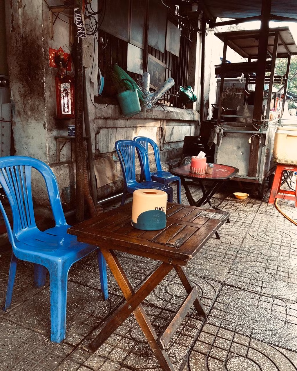 Những bộ bàn ghế cũ mang đặc trưng của các quán cà phê vợt.