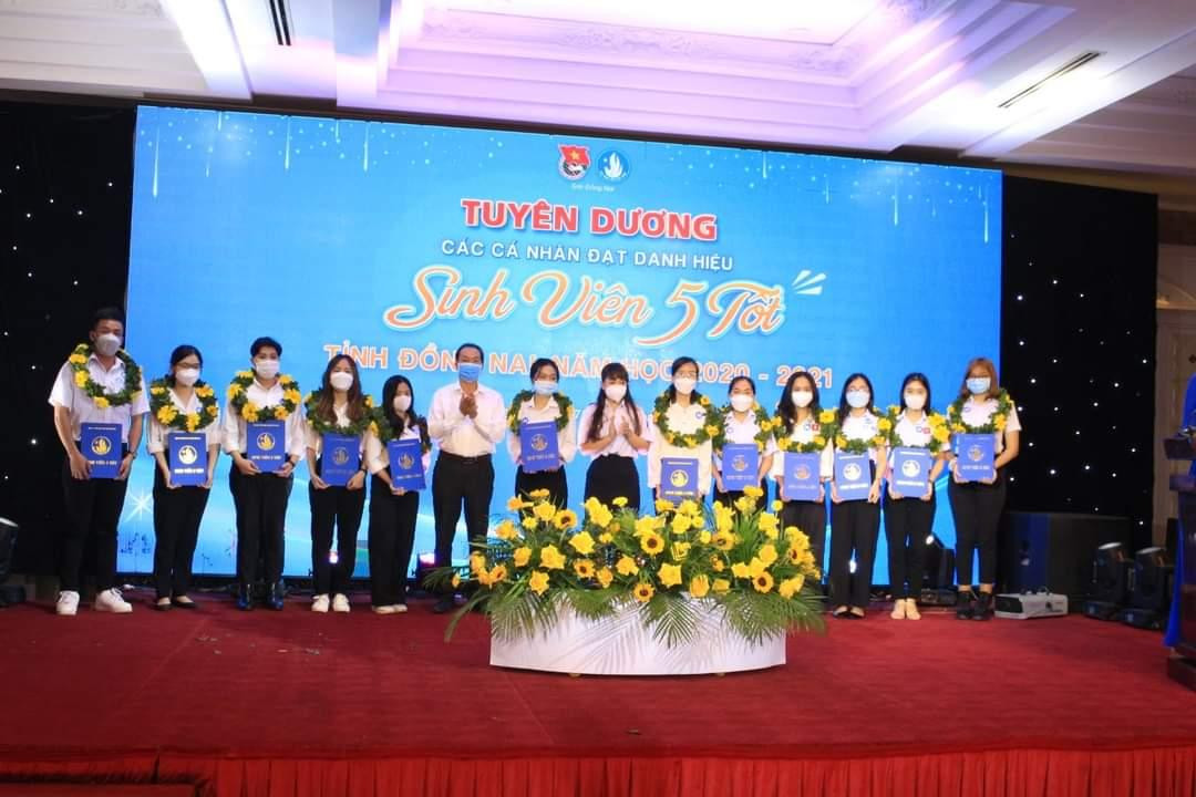 Hội Sinh viên tỉnh Đồng Nai tuyên dương 7 tập thể và 159 cá nhân đạt danh hiệu "Sinh viên 5 tốt" cấp tỉnh. Hội Sinh viên tỉnh Đồng Nai tuyên dương 7 tập thể và 159 cá nhân đạt danh hiệu "Sinh viên 5 tốt" cấp tỉnh.