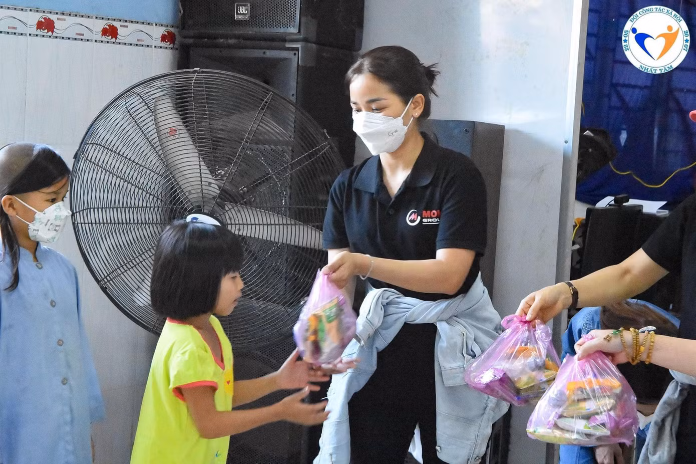 Những phần quà trao đến các em nhỏ có hoàn cảnh khó khăn.