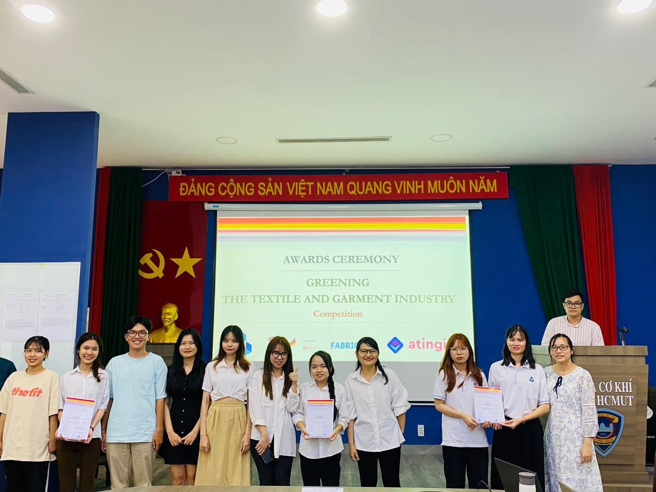 Ban Tổ chức trao giải cho 3 đội trong vòng Chung kết. (Ảnh: ĐHBK)