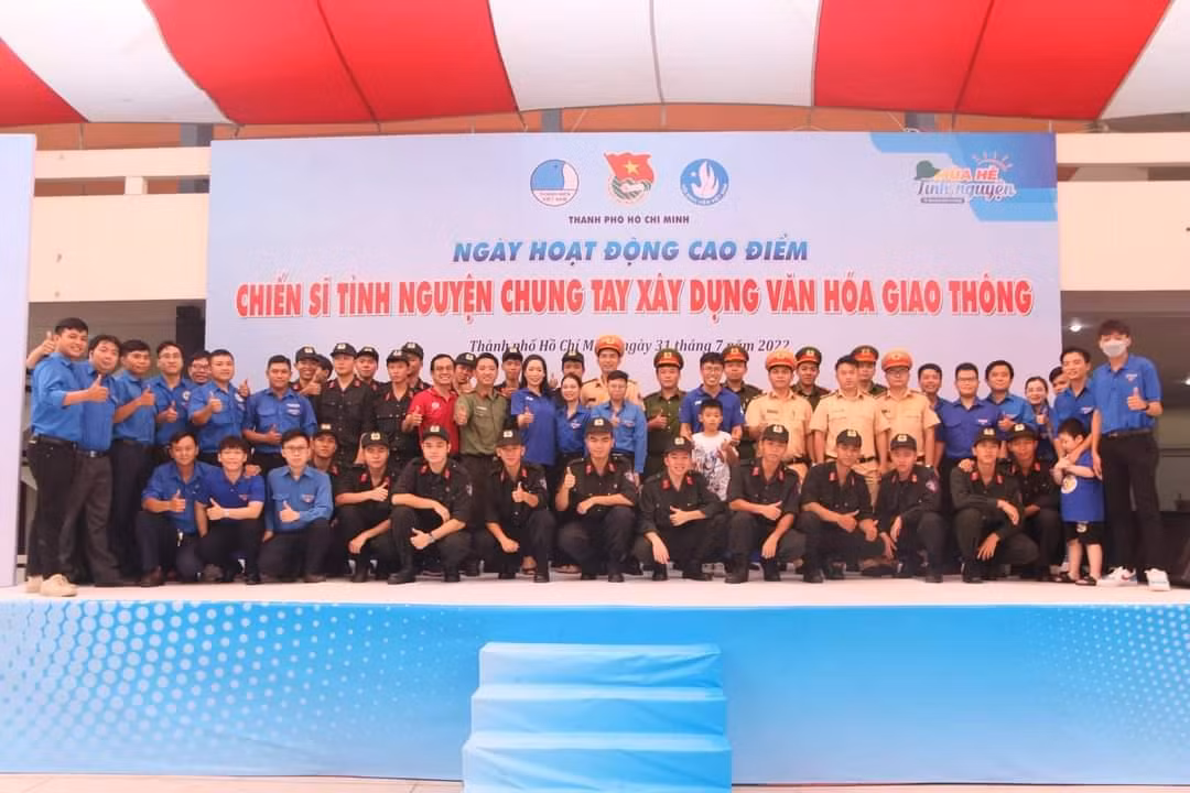 Rất đông đoàn viên, thanh niên tham gia Ngày hoạt động cao điểm “Chiến sĩ tình nguyện chung tay xây dựng văn hóa giao thông”.