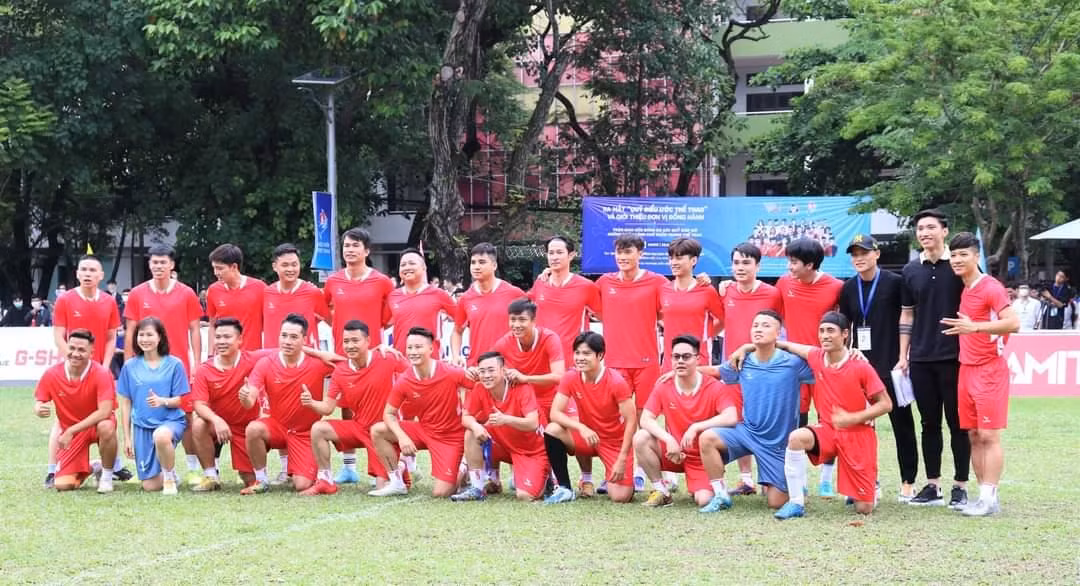 Các cầu thủ, nghệ sĩ, sinh viên chụp hình chung trước khi ra sân thi đấu giao hữu.