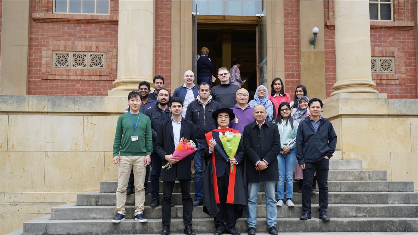 Anh Minh Triết chụp hình cùng với thầy và những người bạn cùng lớp của mình.