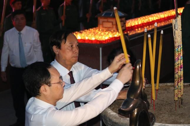 Phó Bí thư Thành ủy TP. HCM Nguyễn Văn Hiếu và Chủ tịch UBND tỉnh Bà Rịa - Vũng Tàu Nguyễn Văn Thọ dâng hương tại Nghĩa trang Hàng Dương. Phó Bí thư Thành ủy TP. HCM Nguyễn Văn Hiếu và Chủ tịch UBND tỉnh Bà Rịa - Vũng Tàu Nguyễn Văn Thọ dâng hương tại Nghĩa trang Hàng Dương.