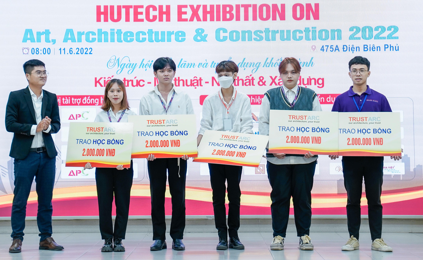 Trong khuôn khổ Ngày hội, BTC còn trao tặng những phần học bổng cho các bạn sinh viên có hoàn cảnh khó khăn.