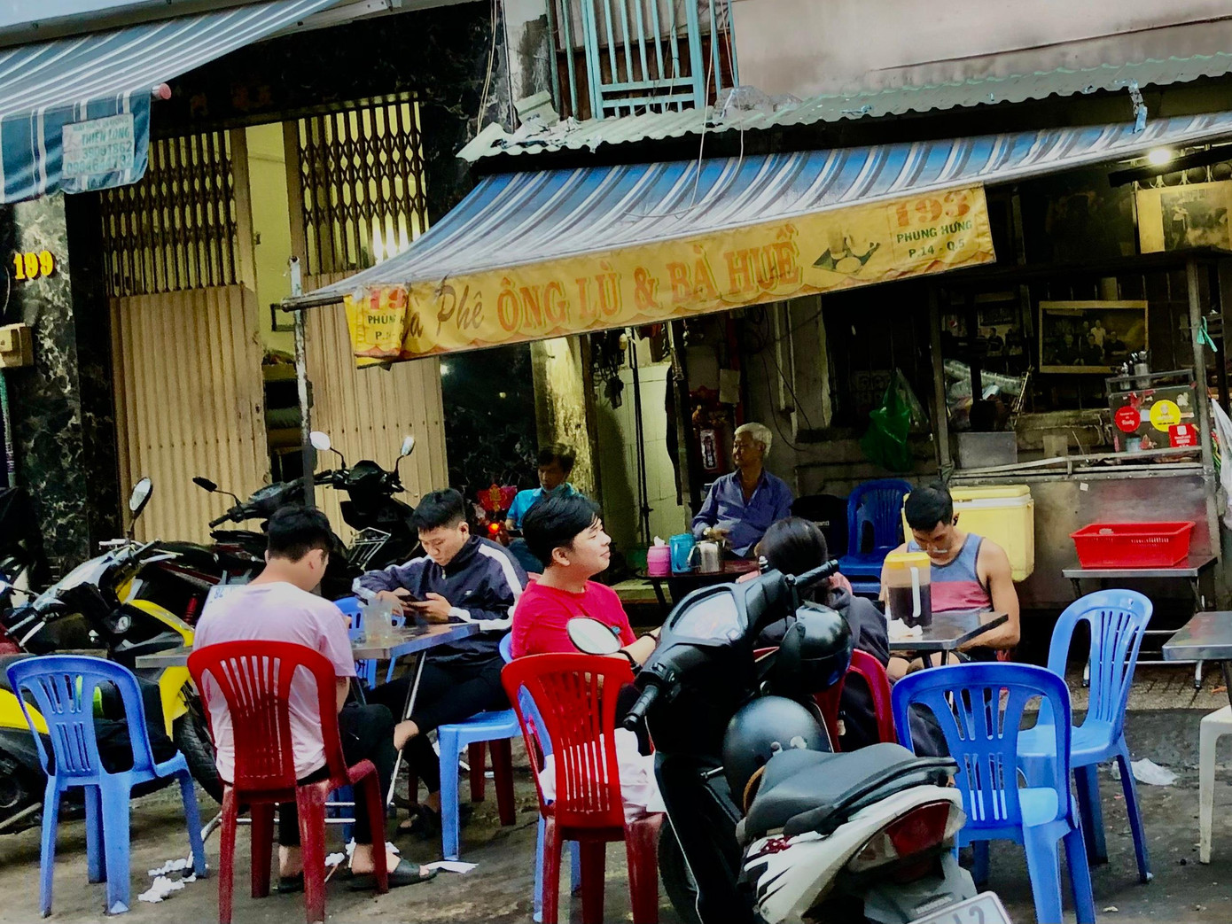 Các quán cà phê vợt ngày càng đông người trẻ đến thưởng thức.