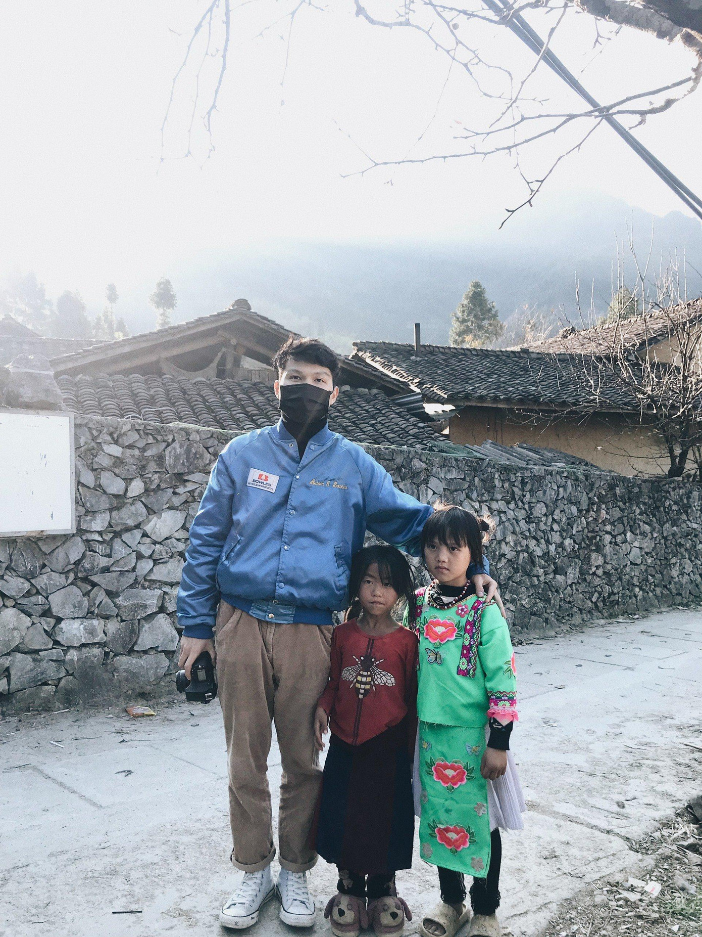 Suốt một khoảng thời gian dài, Hải luôn gắn mình với chiếc máy ảnh cầm tay. Suốt một khoảng thời gian dài, Hải luôn gắn mình với chiếc máy ảnh cầm tay.