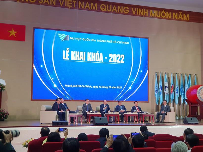 Chủ tịch nước Nguyễn Xuân Phúc giao lưu cùng các bạn sinh viên. (Ảnh: ĐHQG TP. HCM) Chủ tịch nước Nguyễn Xuân Phúc giao lưu cùng các bạn sinh viên. (Ảnh: ĐHQG TP. HCM)