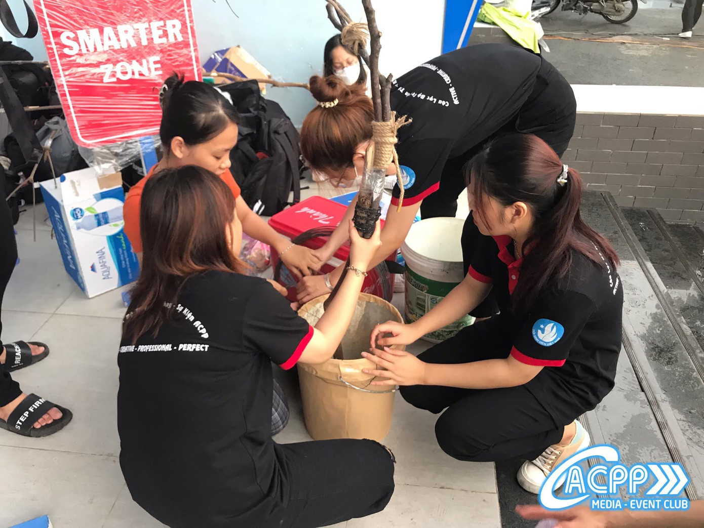 Các thành viên trong chiến dịch được phân công nhiệm vụ luôn cố gắng hoàn thành kịp tiến độ. (Ảnh: NVCC)