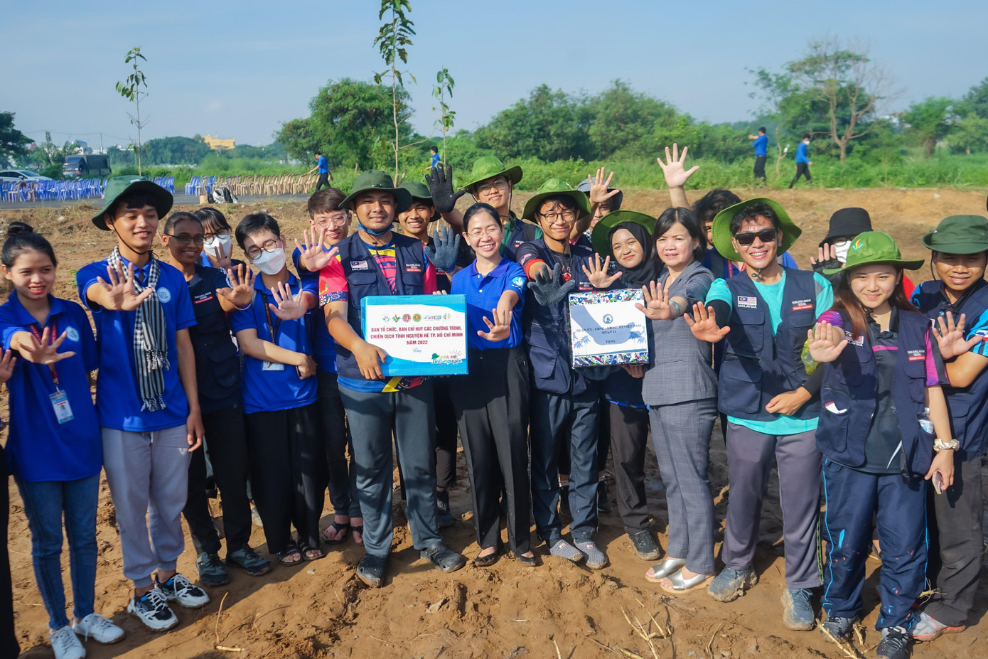 Rất đông các bạn tình nguyện viên Việt Nam và Malaysia cùng tham dự hoạt động này.